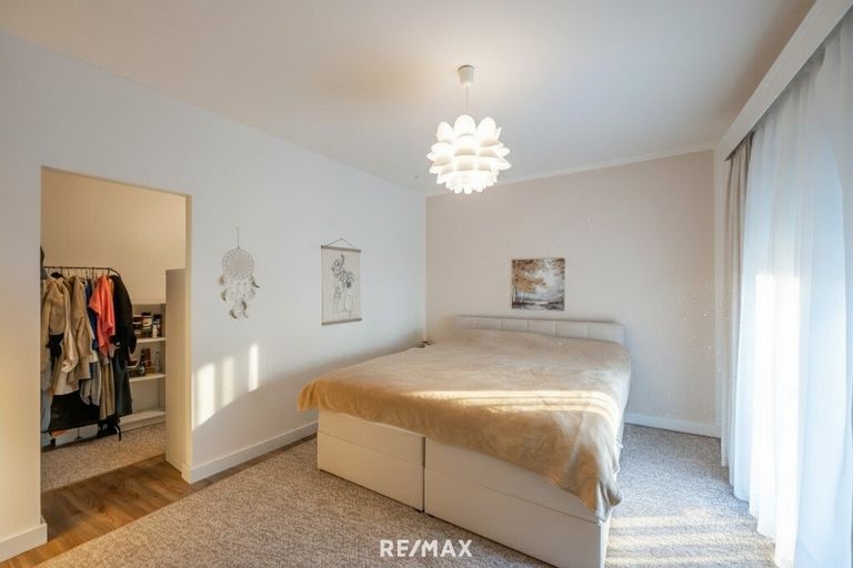 Master-Bedroom mit Blick zum Schrankraum