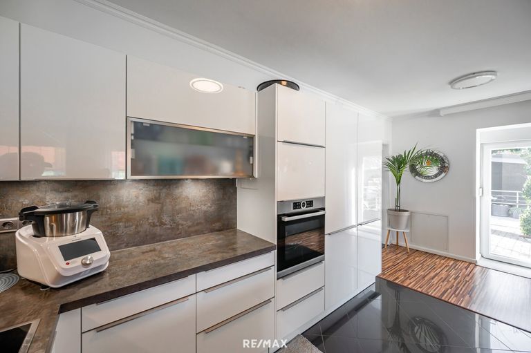 Küche mit BOSCH- und SIEMENS-Geräten