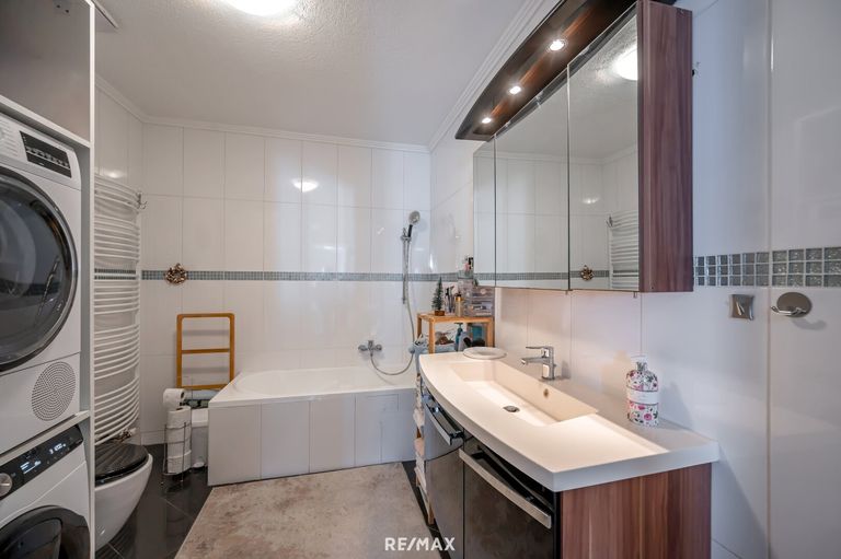 Bad mit Wanne/Dusche/WC und WaMa-Anschluss