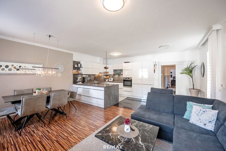 Wohnbereich mit Blick zu Küche und Eßbereich