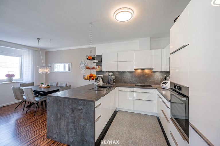 Küche mit Blick zum Eßbereich