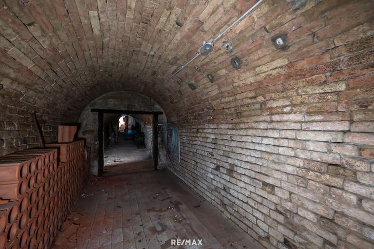 ca. 100m2 Weinkeller