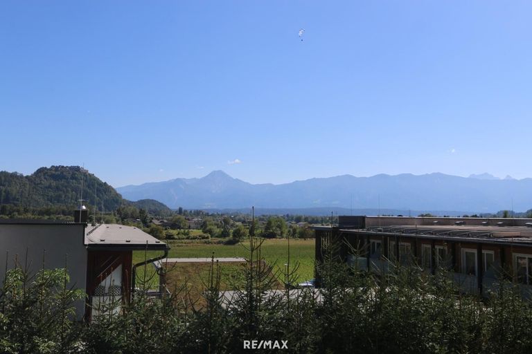 Blick zur Burgruine Landskron und zu den Karawanke