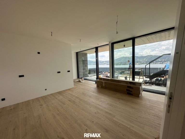 Wohnzimmer mit vorgelagerter Terrasse und Pool