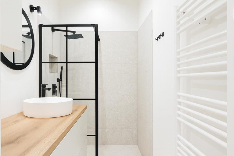 Badezimmer mit Walk-In-Dusche