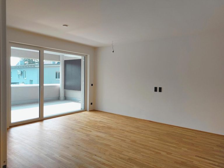 Wohnbereich mit Blick auf Balkon