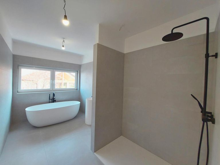 Badezimmer mit Badewanne und Dusche