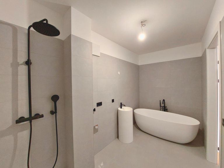 Badezimmer mit Badewanne und Dusche