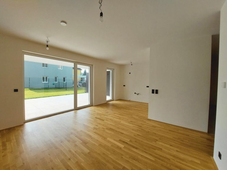 WZ mit Blick in Garten und Küche