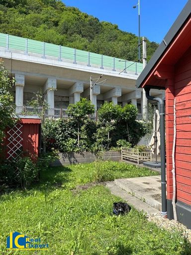 Die B14 gibt es, aber auch die Donau und den Radweg