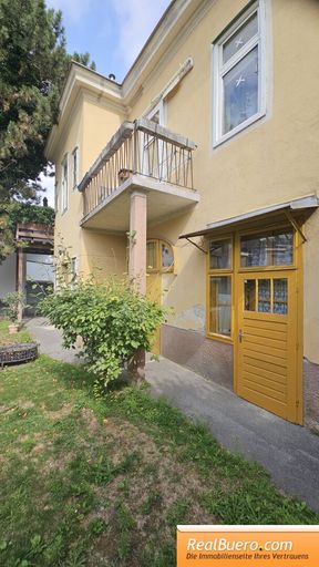 Hausansicht mit Eingangsbreich zur vermieteten Erdgeschoßwohnung