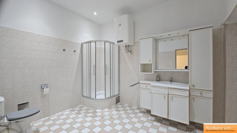 Badezimmer mit Dusche, Handwaschbecken, Waschmaschinenanschluss