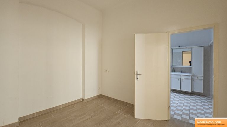 geräumige Nische vor dem Badezimmer