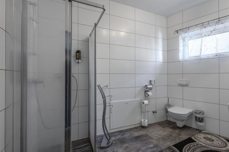 Bad mit Dusche und WC