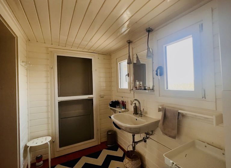 Badezimmer mit Ausgang ins Freie und zum WC