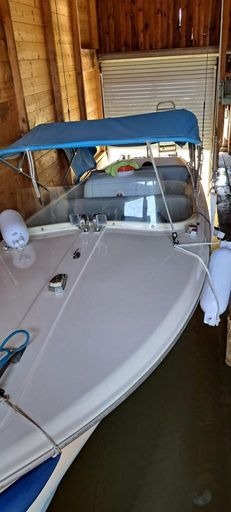 Bootsgarage mit Boot