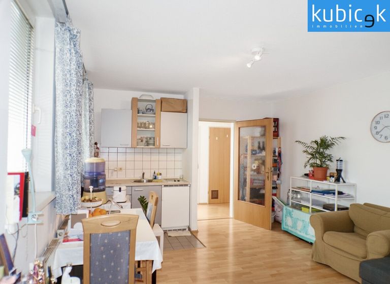 Wohn-/Esszimmer mit integrierter Küche