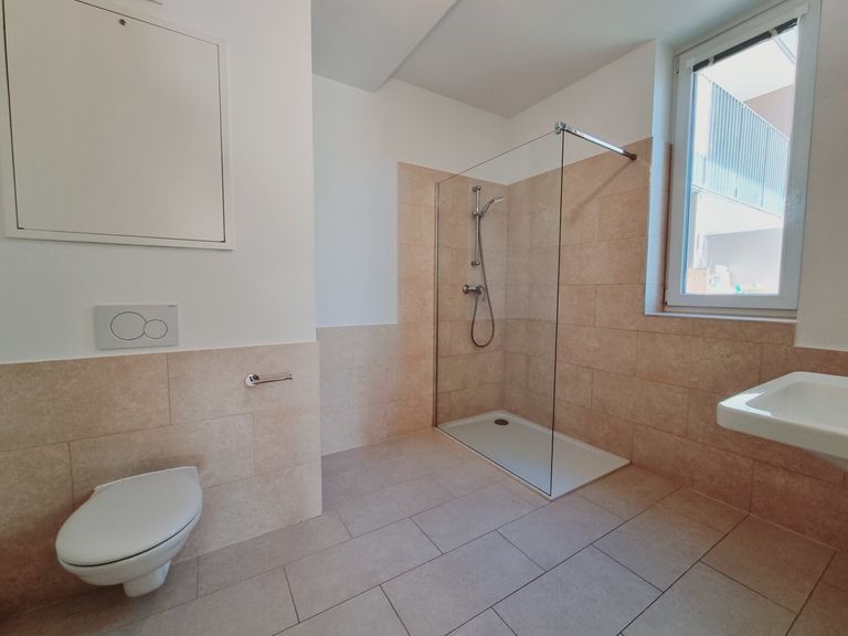 Tageslichtbadezimmer + WC