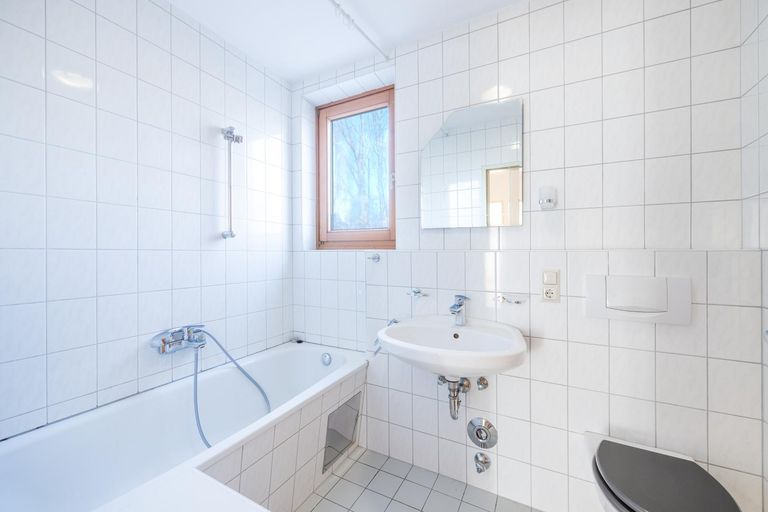 Badezimmer mit Wanne, WC und WM-Anschluss