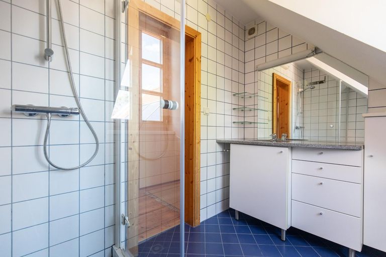 Landhaus Neusiedl See, Dusche OG