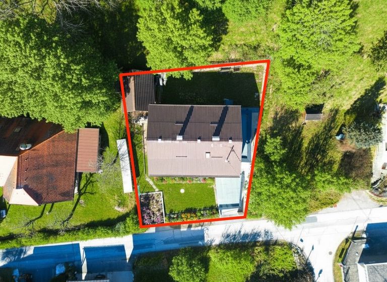 Luftbild über der Liegenschaft mit eingezeichnetem Grundstück