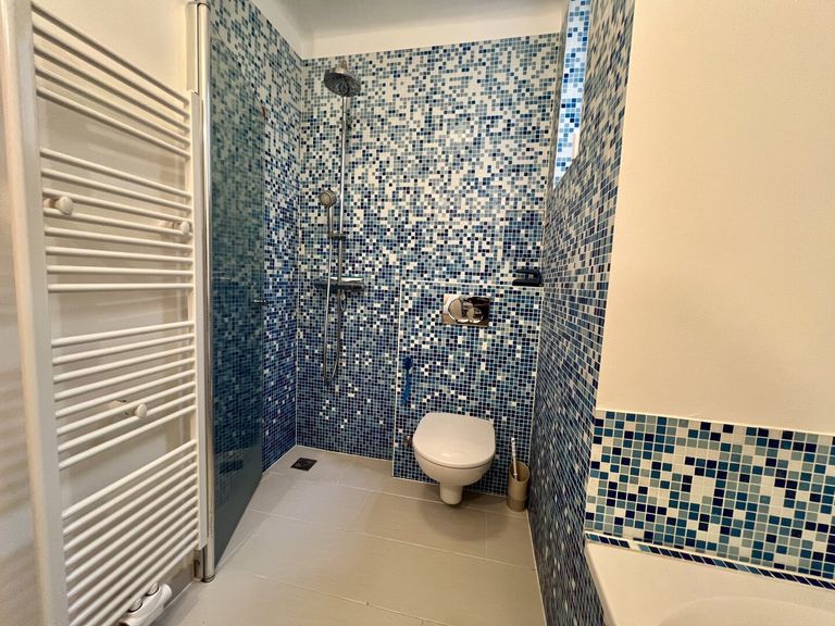 Badezimmer mit WC, Dusche und Fenster