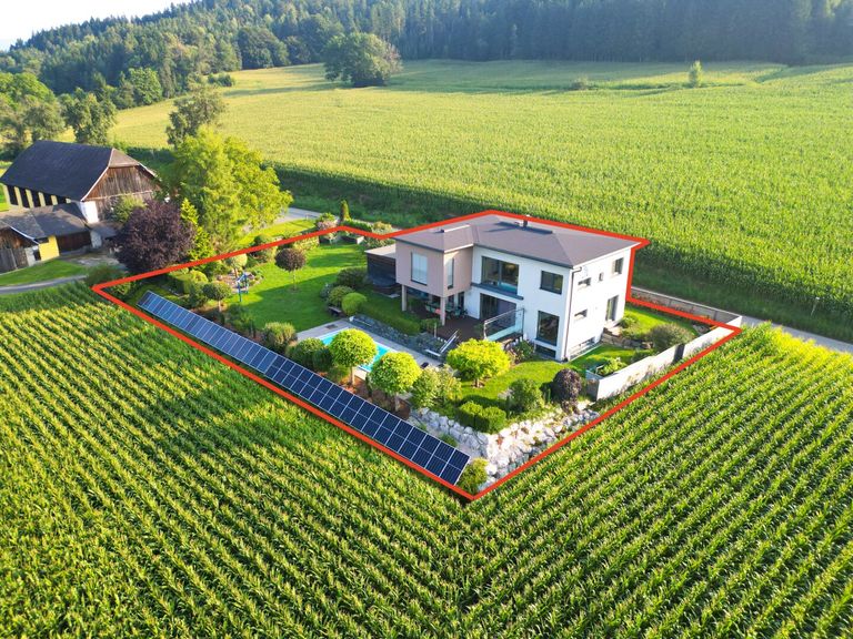 Luftbild vom Haus mit eingezeichnetem Grundstück