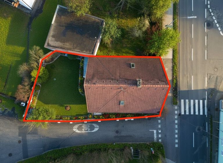 Luftbild Haus von oben mit eingezeichnetem Grundstück