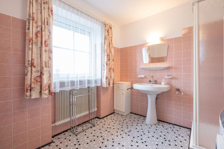 Bad mit Fenster Obergeschoß