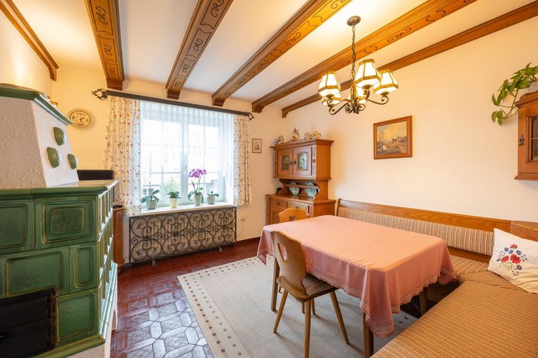 Wohn- Essraum mit Kachelofen und Tramdecke