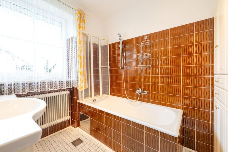 Bad mit Wanne und Fenster, Erdgeschoß