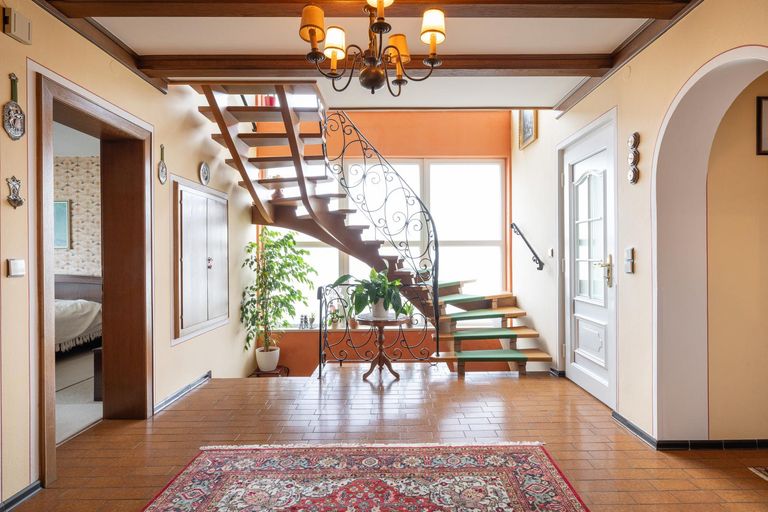 Erdgeschoß,  Diele mit Treppe ins Obergeschoß