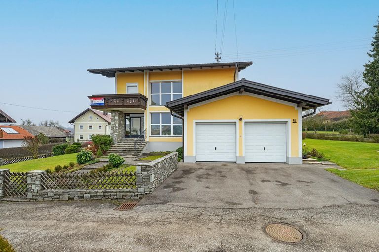 Ein- oder Mehrfamilienhaus mit Doppelgaragee