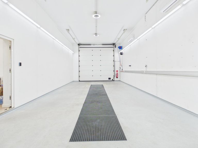 Fahrzeugaufbereitungs-Halle (2)