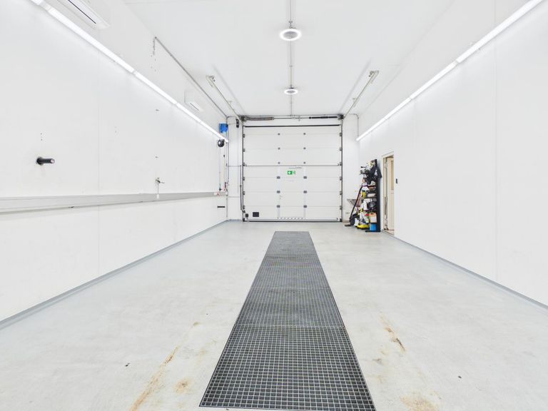 Fahrzeugaufbereitungs-Halle