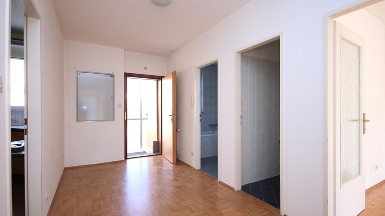 Großer Vorraum mit Garderobe