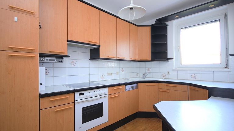 Praktische Einbauküche mit Essplatz