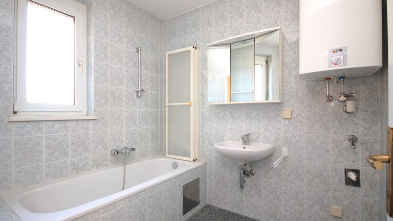 Bad mit Wanne und Fenster