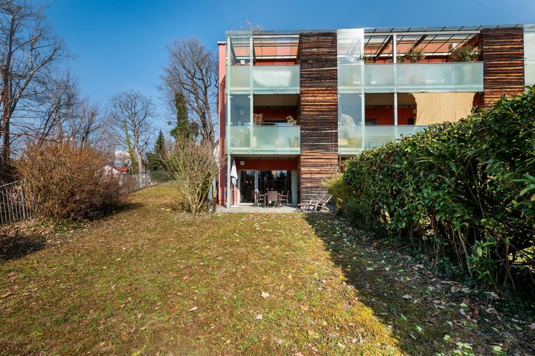 Großer sonniger Garten