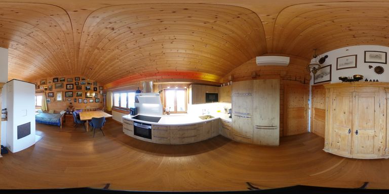 360° Küche mit Essbereich