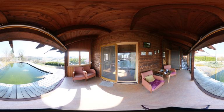 360° Terrasse mit Naturbadeteich