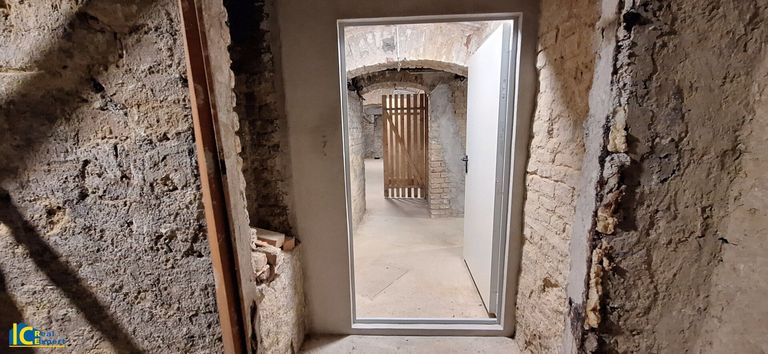 Blick zu den Einlagerungsräumen im Keller