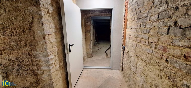 Brandschutztüre mit Blick ins Magazin