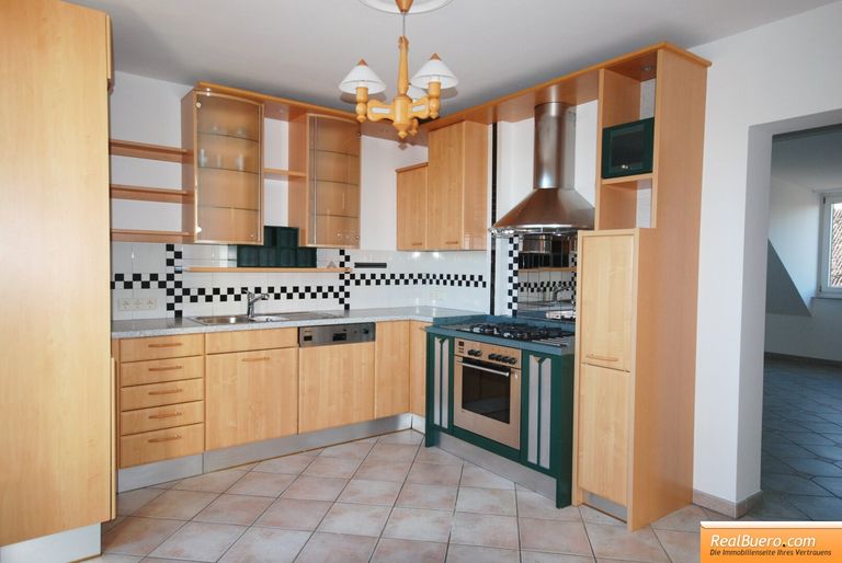 Einbauküche mit Platz für einen kleinen Essbereich