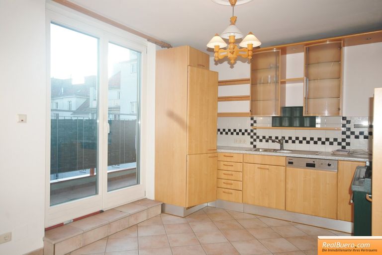 Einbauküche mit Platz für einen kleinen Essbereich