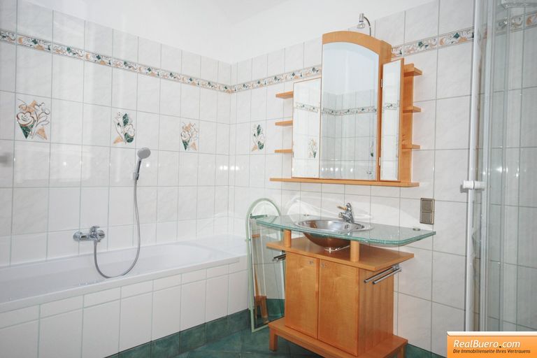Badezimmer mit Wanne, Dusche & Bidet