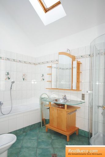 Badezimmer mit Wanne, Dusche & Bidet