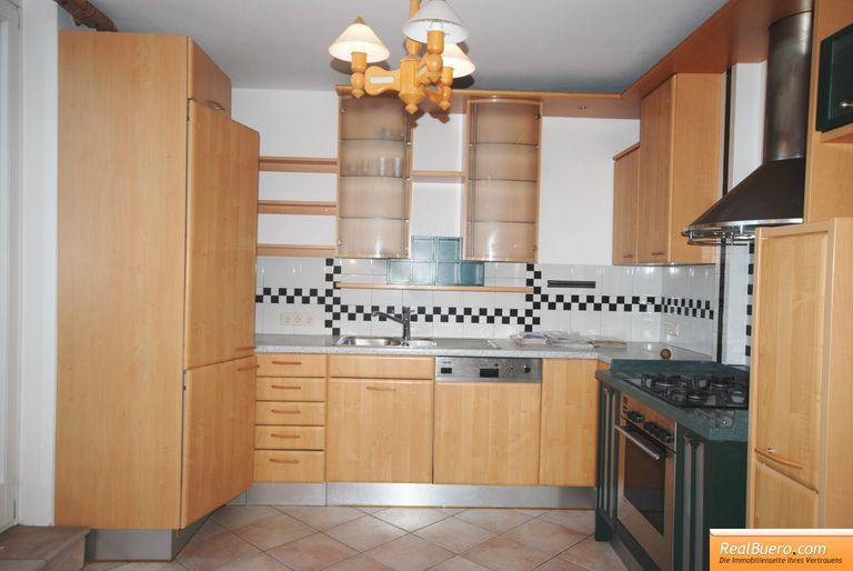 Einbauküche mit Platz für einen kleinen Essbereich