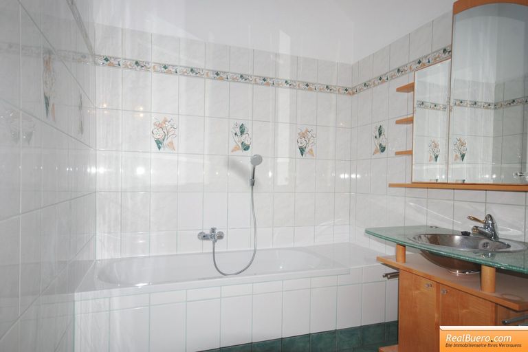 Badezimmer mit Wanne, Dusche & Bidet