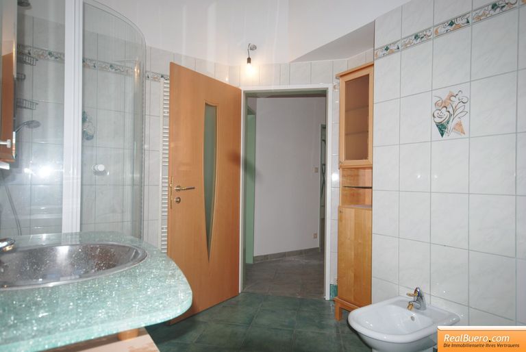 Badezimmer mit Wanne, Dusche & Bidet